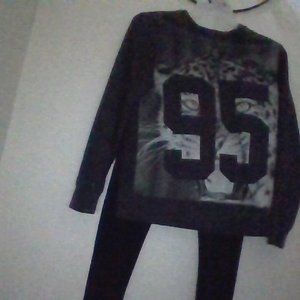 lepord teeshirt and leggings